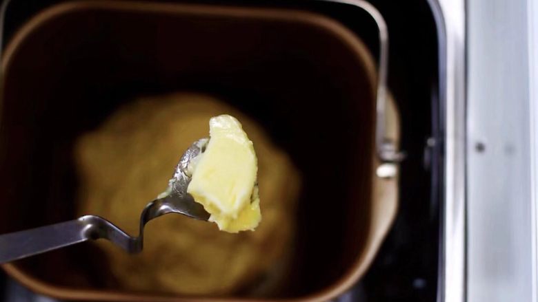 杏仁牛角面包,这个时候面团属于伸展阶段，加入室温软化的黄油，再次启动面包机揉面。