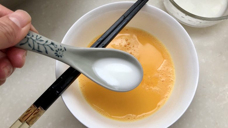 最是橙黄橘绿时➕韭菜蛋皮炒肉丝,加入一勺水淀粉