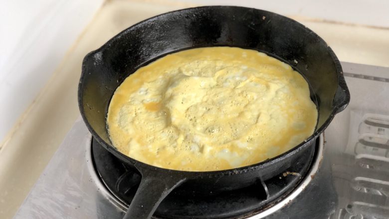 最是橙黄橘绿时➕韭菜蛋皮炒肉丝,热锅后小火，刷一层食用油，加入适量蛋液，转动锅子让蛋液铺满锅底