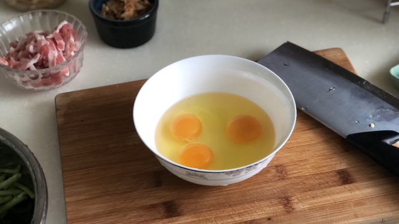 最是橙黄橘绿时➕韭菜蛋皮炒肉丝,土鸡蛋打入碗中