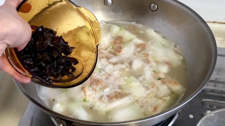 明月松间照，清泉石上流➕淡菜虾皮冬瓜汤,加入木耳碎，再煮两分钟至冬瓜软烂木耳熟透