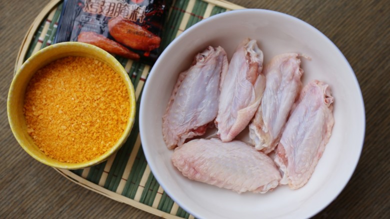 美食丨做法简单又美味 健康无油版炸鸡翅～,备好所有食材。