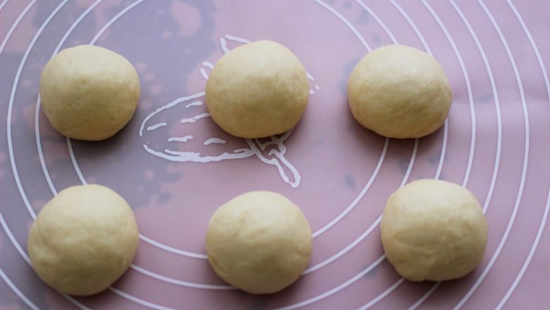 超级萌哒的毛毛虫豆沙面包，哄娃神器,把面团分割成6份，滚圆排气后。