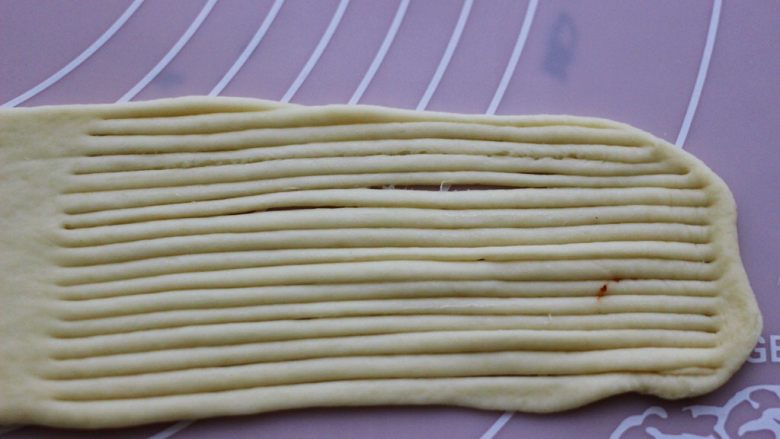 超级萌哒的毛毛虫豆沙面包，哄娃神器,再用面板切出条状，请看图。