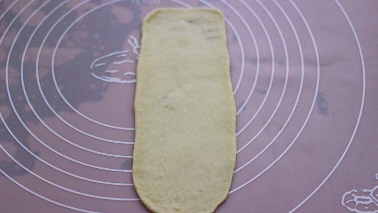 超级萌哒的毛毛虫豆沙面包，哄娃神器,取一块松弛好的面团，用擀面杖擀成长舌状。