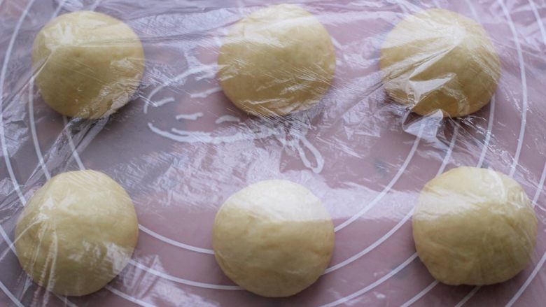 超级萌哒的毛毛虫豆沙面包，哄娃神器,盖上保鲜膜松弛静置20分钟。