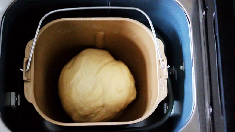 超级萌哒的毛毛虫豆沙面包，哄娃神器,再次启动面包机揉面功能23分钟。
