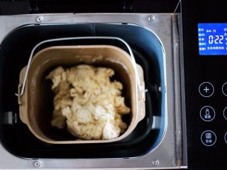 超级萌哒的毛毛虫豆沙面包，哄娃神器,启动面包机，自动和面23分钟。