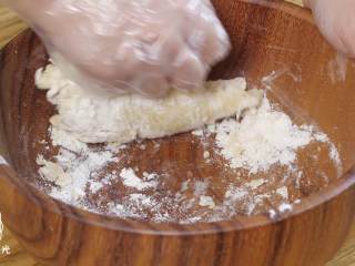 苏式肉松月饼18m+,先做油皮。中筋面粉加白砂糖、55g融化的黄油和水，混合均匀，揉成面团，多揉揉尽量揉出筋膜~