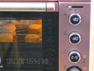 苏式肉松月饼18m+,放入烤箱中层，上下火180度，先烤15分钟~