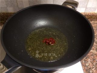 泡椒猪肝,放入豆瓣酱翻炒出香味。