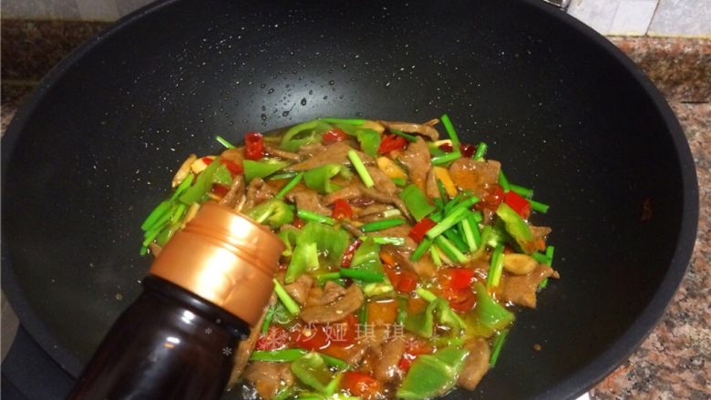 泡椒猪肝,放入适量生抽翻炒均匀即可出锅。
