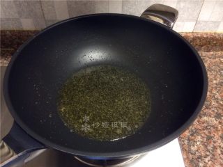泡椒猪肝,将猪肝沥出，锅里留油烧热。