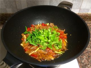 泡椒猪肝,放入青椒和韭菜翻炒20秒。