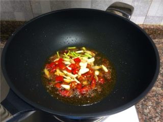 泡椒猪肝,放入泡姜、泡椒、大蒜、小葱翻炒10秒。