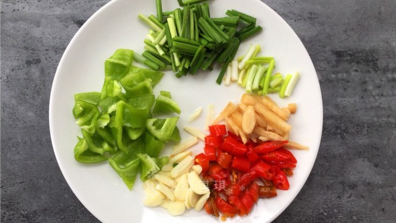 泡椒猪肝,将各种配菜切成如图所示。