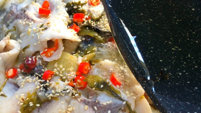 海底捞上汤酸菜鱼,锅里烧点热油浇到小米辣和白芝麻上