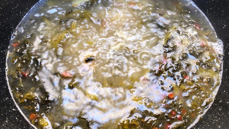 海底捞上汤酸菜鱼,水开倒入酸菜鱼调料里的调料包