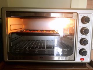 美味小零食  桂花蜜汁烤油栗子,把烤盘再放入烤箱，上下火200W，烤15分钟