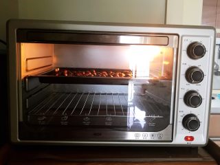 美味小零食  桂花蜜汁烤油栗子,把烤盘放入烤箱，上下火200W，烘烤20分钟
