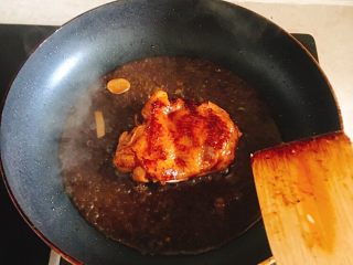 黑胡椒鸡腿,不用洗锅不再加油，放鸡腿小火煎至金黄，加入一勺黑胡椒一小碗清水搅拌，煮5分钟。味精都不需要放哈！