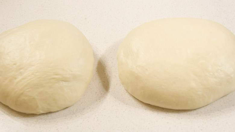 佛卡夏|有料又快手的面包,发酵好面团取出排气，分成2等份，滚圆醒发20分钟。