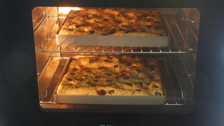 佛卡夏|有料又快手的面包,CO-960S商用热风电烤箱，提前200度预热好，当预热提示音响后烤盘间隔放入，烘烤约20分钟至外表金黄即可。