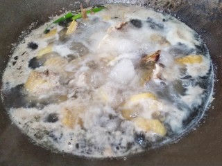 虫草花鸡汤,鸡肉放冷水锅中焯水，放三片生姜和葱叶，焯水至水开。