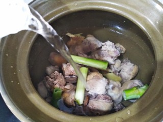 虫草花鸡汤,鸡肉生姜大葱放入砂锅，倒入适量的清水。