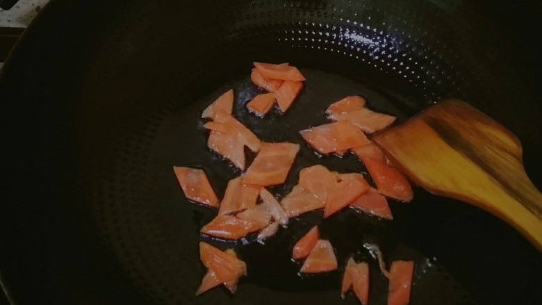 山药炒时蔬,炒锅倒油，放胡萝卜中火翻炒，胡萝卜先过油，不会有生味，还能释放它的胡萝卜素