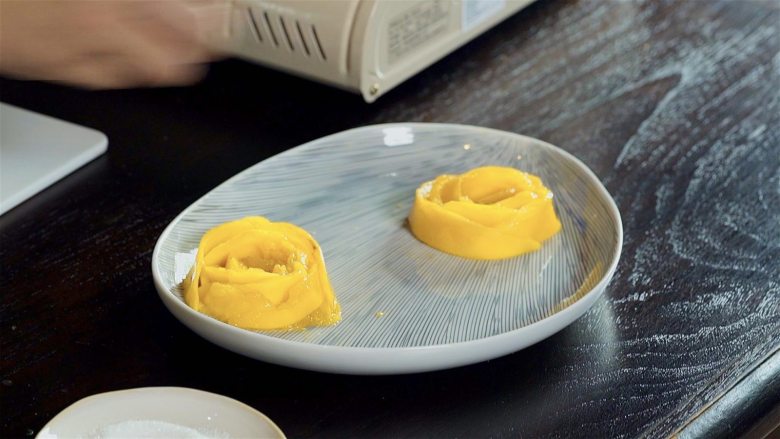 泰式芒果糯米饭,将芒果卷起成玫瑰花状，摆入盘中