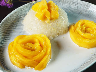泰式芒果糯米饭,摆上芒果碎，即可享用