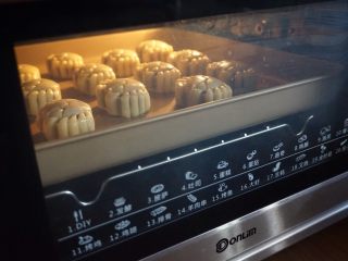 螃蟹月饼,放入已经提前预热到180度的东菱K40C烤箱里，先烤5分钟定型