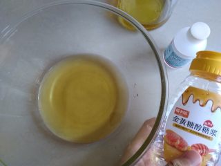螃蟹月饼,将转化糖浆、枧水和花生油倒入盆里，用手动打蛋器搅拌均匀，乳化好