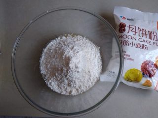 螃蟹月饼,倒入面粉