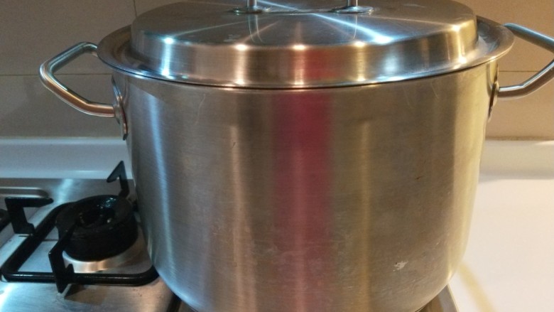 新文美食  彩色四喜蒸饺,开锅蒸10分钟即可出锅。