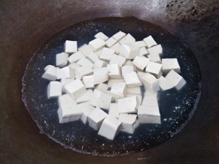 肉末烧豆腐,水开放入豆腐焯水一分钟，然后捞出沥水。