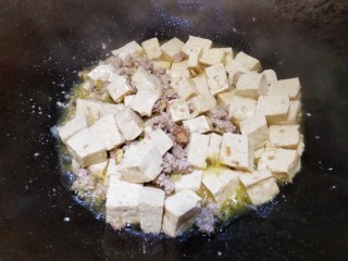 肉末烧豆腐,锅里水烧干
