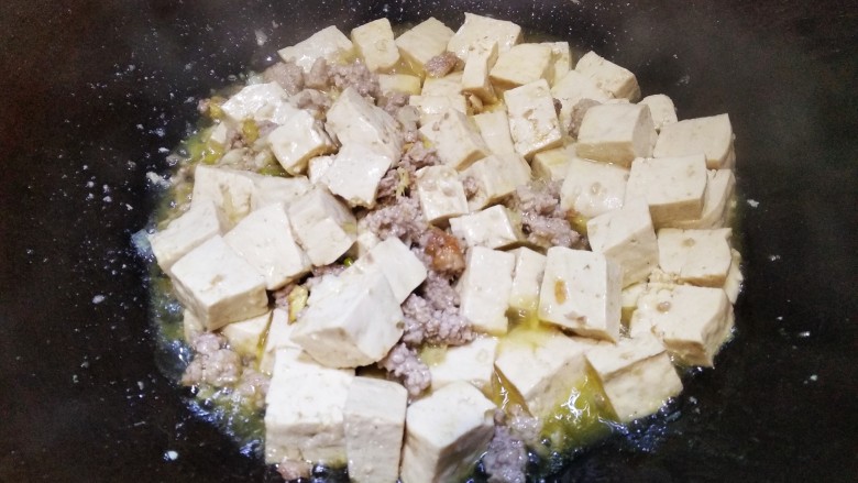 肉末烧豆腐,锅里水烧干