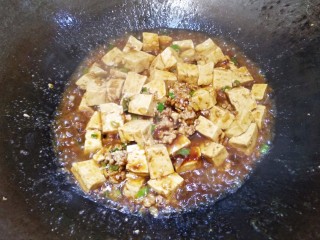 肉末烧豆腐,收汁翻均匀