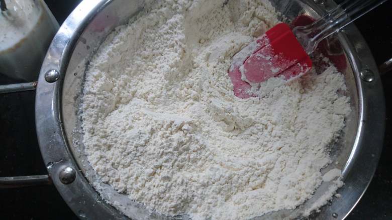 手作奶香椰蓉小软包,将白糖面粉盐一起搅拌均匀