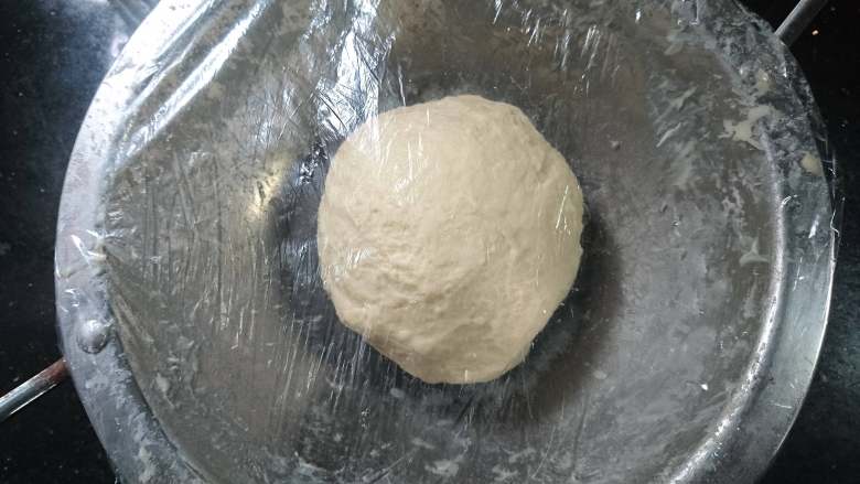 手作奶香椰蓉小软包,之后手揉成团，盖上保鲜膜发酵40分钟以上