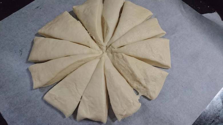 手作奶香椰蓉小软包,发酵的面，表面会自行变光滑，稍微手压并分成12份