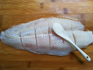 生抽巴沙鱼,均匀撒上一小勺盐腌制五分钟沥掉水