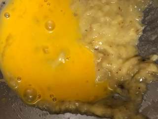 浓郁的橙酒香蕉麦芬蛋糕—ukoeo风炉制作,加入打散的鸡蛋液 再搅拌均匀

