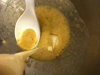 浓郁的橙酒香蕉麦芬蛋糕—ukoeo风炉制作,倒入炼乳 再搅拌均匀
