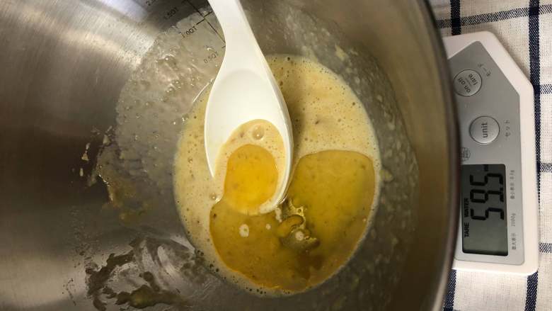 浓郁的橙酒香蕉麦芬蛋糕—ukoeo风炉制作,倒入玉米油 再搅拌均匀
