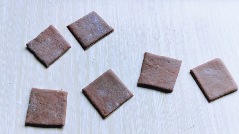 #宝宝食谱#创意早餐&小猪豆沙包,再将剩下的可可面团擀开，切出相等的正方形。