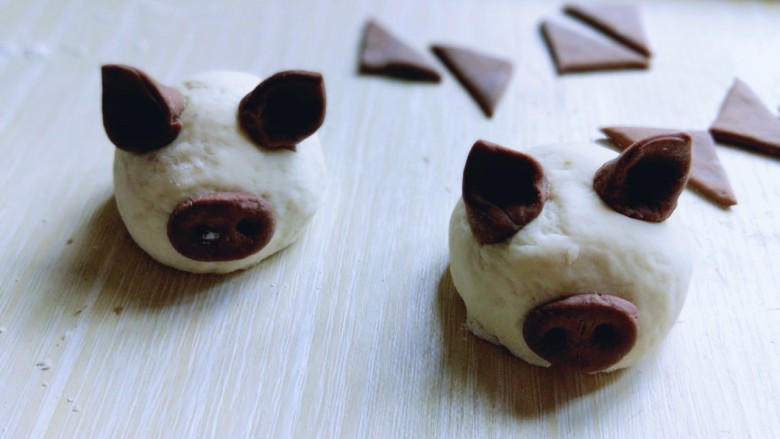 #宝宝食谱#创意早餐&小猪豆沙包,把猪鼻子，嘴巴，耳朵蘸点水粘在猪身上。