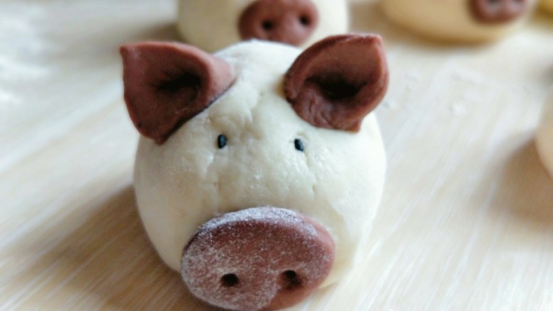 #宝宝食谱#创意早餐&小猪豆沙包,再用筷子扎两个洞洞眼，猪鼻子就好了，猪眼睛我用的黑芝麻做装饰。